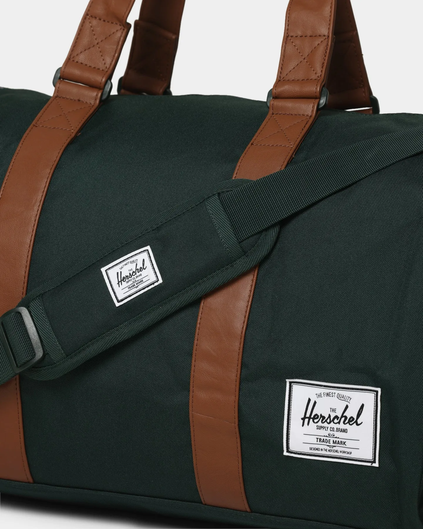 Herschel Novel Duffle Scarab/True White