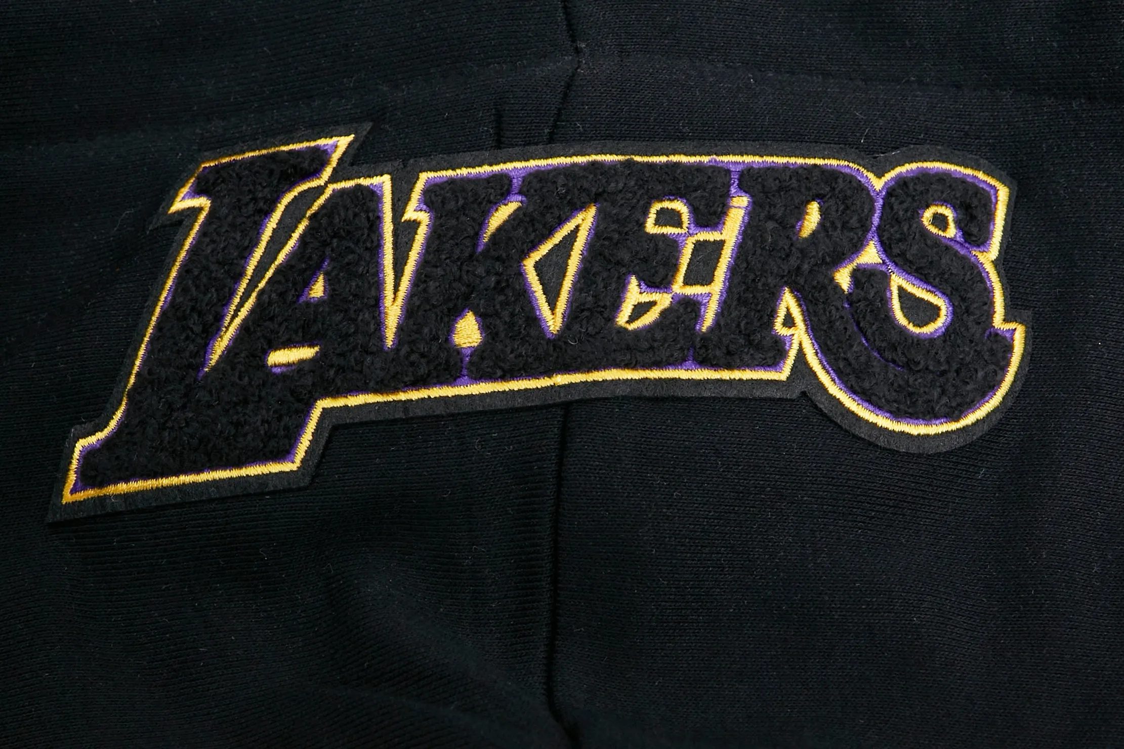 NBA LOS ANGELES LAKERS MASHUP WOMEN'S RIB CROPPED PO HOODIE (BLACK/PURPLE)